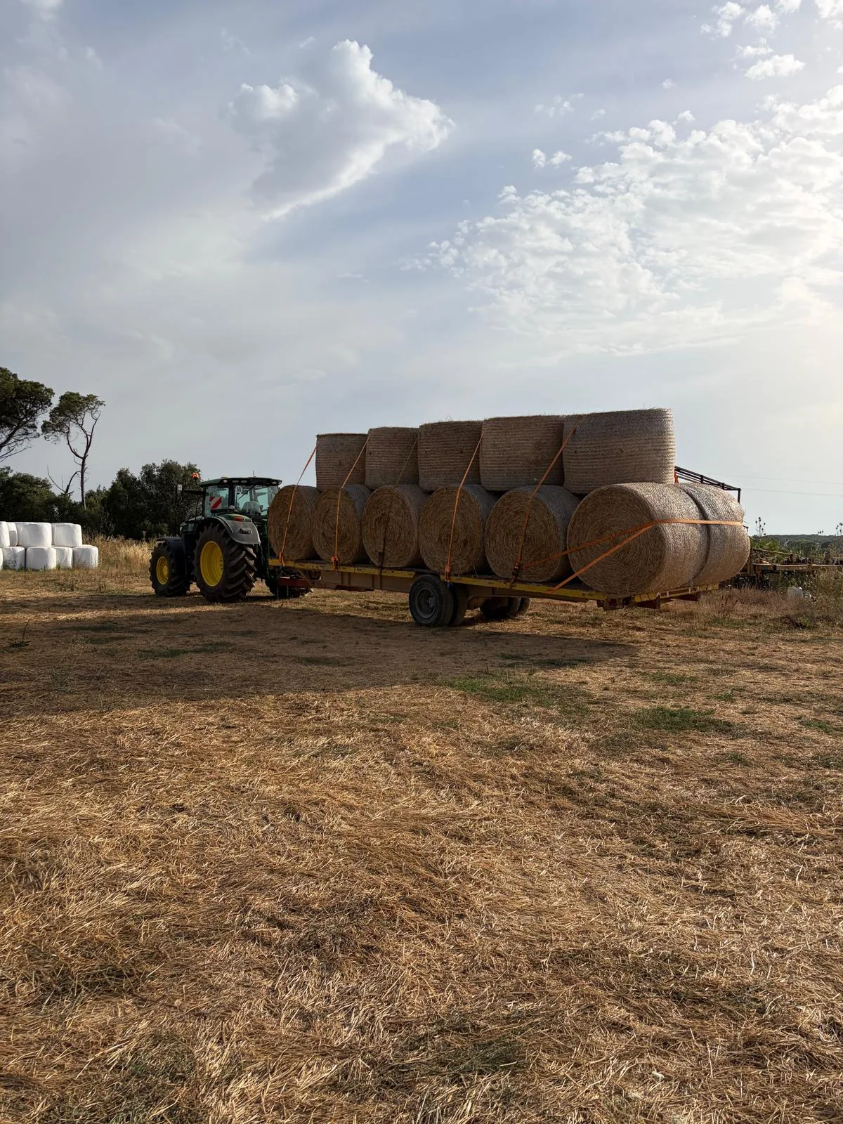 Tractor amb una carreta de bales de palla