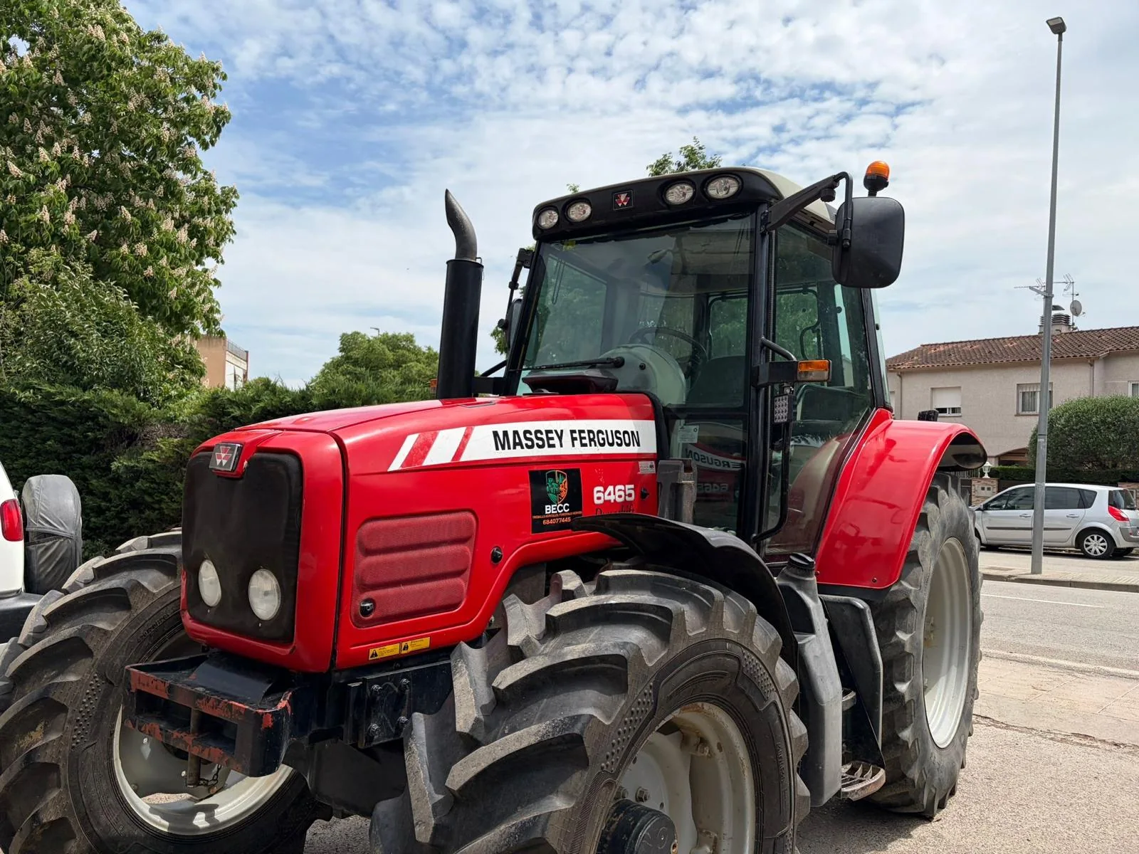 Tractor Massey Ferguson amb el distintiu de BECC